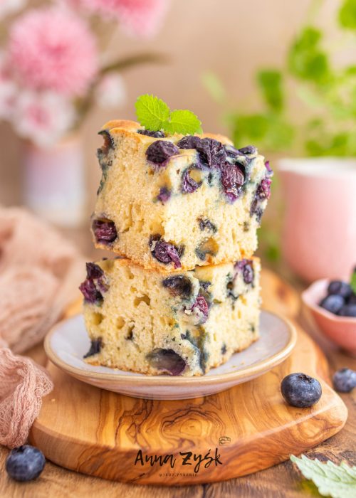 Puszyste ciasto z owocami